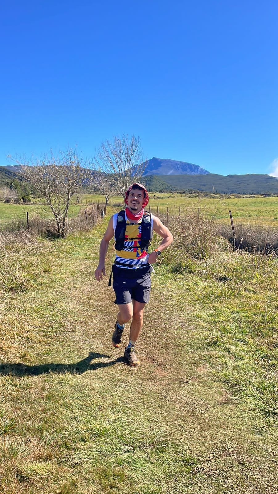 Jolan Dupont, ergothérapeute D.E. et orthésiste, en trail dans les hauts de La Réunion